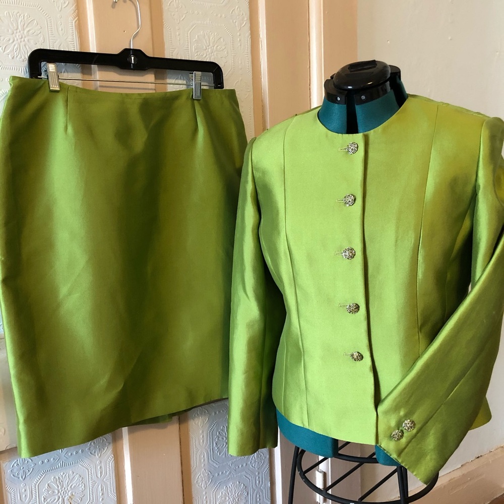 Sz 12 Talbots silk suit gorgeous feminine classy❤️